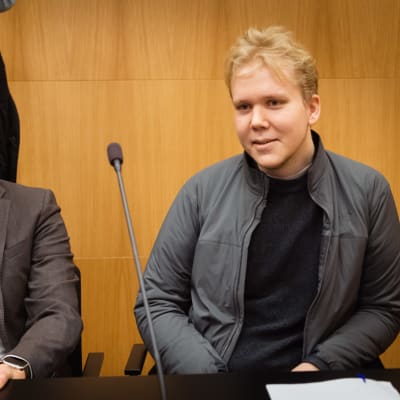 Aleksanteri Kivimäki och hans advokat Peter Jaari i Västra Nylands tingsrätt.