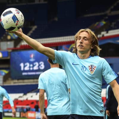 Luka Modric håller i en boll