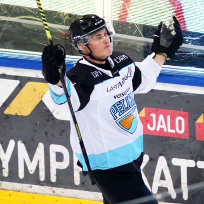 Pelicans back Julius Honka firar 4–3-segermålet i Åbo.