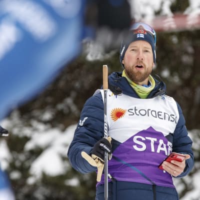 Robert Päkk kannustaa suomalaishiihtäjää.