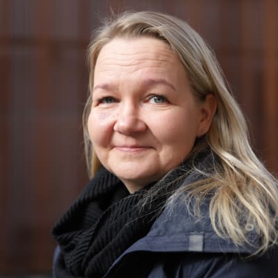 Hippoksen toimitusjohtaja Minna Mäenpää hymyilee kameralle.