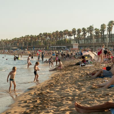 Ihmisiä Barcelonetan rannalla.