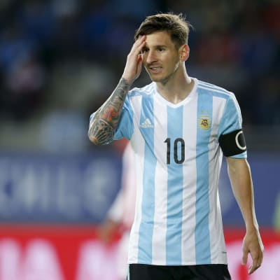 Lionel Messi är lagkapten för Argentinas herrlandslag i fotboll.