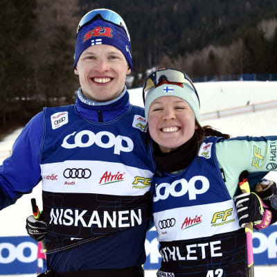Iivo och Kerttu Niskanen poserar för kameran.