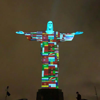 Flaggor från coronadrabbade länder projiserade på Kristusstatyn "Cristo Redentor"  i Rio de Janeiro, Brasilien 18.3.2020