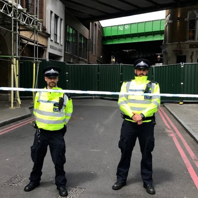 Londonpoliser står vakt utanför ingången till Borough Market, där flera människor höggs ihjäl i terrorattacken den 3 juni 2017.