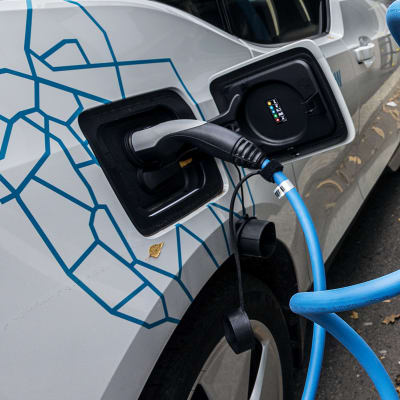 Sähköauto latauksessa Runeberginkadulla Helsingissä.