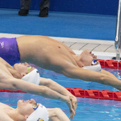 Parauimari Antti Latikka hyppää altaaseen selkäuinnin sadan metrin finaalissa.