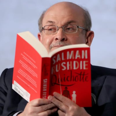 Salman Rushdie lukee kirjaansa.
