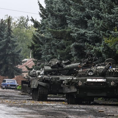 Venäläisiä sotilasajoneuvoja tien reunassa.