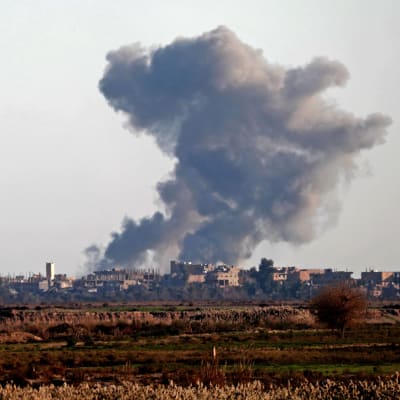 Svarta rökmoln efter en flygräd mot IS-styrkor i östra Syrien