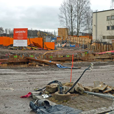 Infotavla och höghus vid västmetrobygget i Ängskulla.