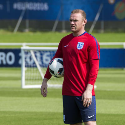 Wayne Rooney leder England som lagkapten vid EM-slutspelet.