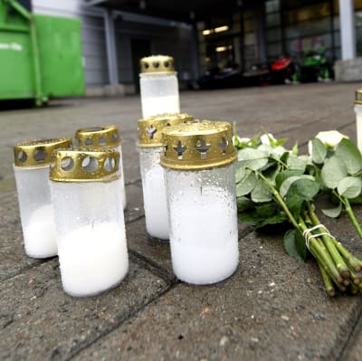 Ljus och blommor utanför köpcentret Herman i Kuopio.