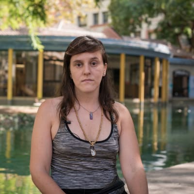 Xenia Navarro Blasco katsoo kameraan. Takana on allas, joska uiskentelee sorsia.