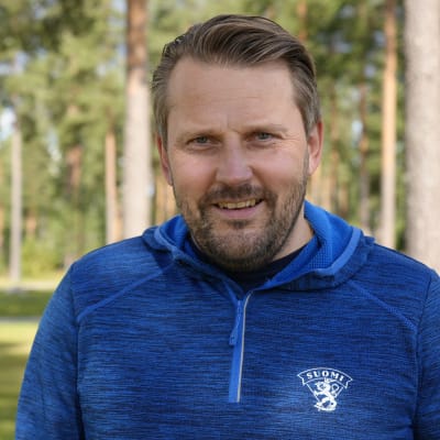 jääkiekkovalmentaja Antti Pennanen nauraa lähikuvassa