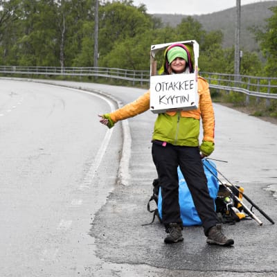 Pia Asikainen heittäytyy Liftariksi uudessa TV-sarjassa.