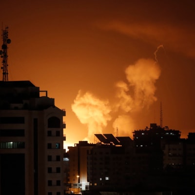 Byggnader har skadats på Gazaremsan efter israeliska attacker tidigt på långfredagsmorgonen 2023.