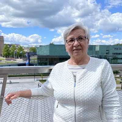 Olga Kerko Oodi-kirjaston parvekkeella.