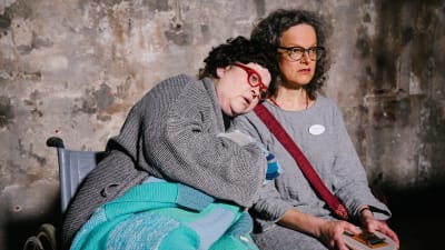Skådespelaren Helena Ryti och sjukhusmusiker Anna Brummer i playbackföreställningen ”Elämän rajalla”, ”Vid livets gräns”. 2020.
