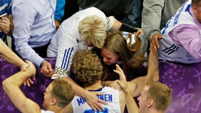 Lauri Markkanen kramas om av mamma och flickvän, EM 2017.