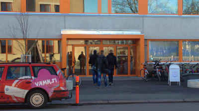 Studerande på väg in genom huvudingången till Vasa yrkeshögskola.
