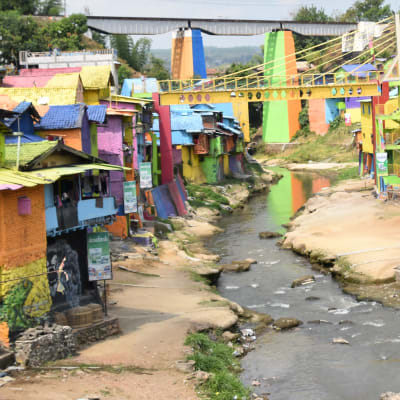 Vy från en färggrannt målad slum i Malang, Indonesien