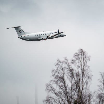 Budapest Aircraft Servicen kone nousussa Porin lentokentältä matkalle Helsinkiin.