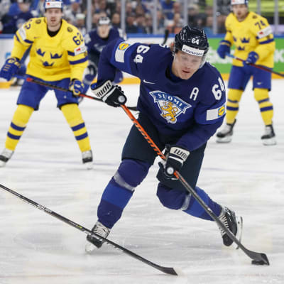 Mikael Granlund laukoo kiekkoa Ruotsia vastaan jääkiekon MM-kisoissa 2022.