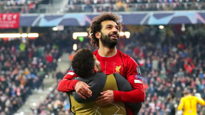 Mohamed Salah omfamnas av en lagkamrat.