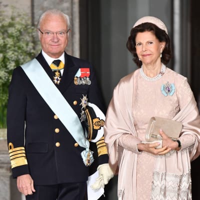 Kung Carl XVI Gustaf och drottning Silvia på prins Oscars dop.