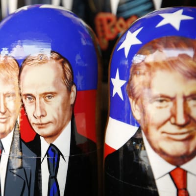 Ryska Matrjosjka-dockor föreställande Donald Trump och Vladimir Putin, i en presentaffär i Moskva i maj 2017.