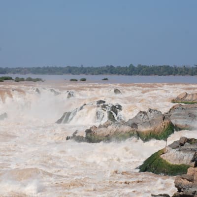 Inga farkoster kan passera de dramatiska vattenfallen i Mekong nära gränsen mellan Laos och Kambodja. Den nyaste dammen i Mekong har uppförts i en flodfåra mitt bland de spektakulära vattenfallen.