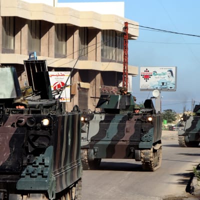 Libanesiska soldater patrullerar i huvudstaden Tripoli