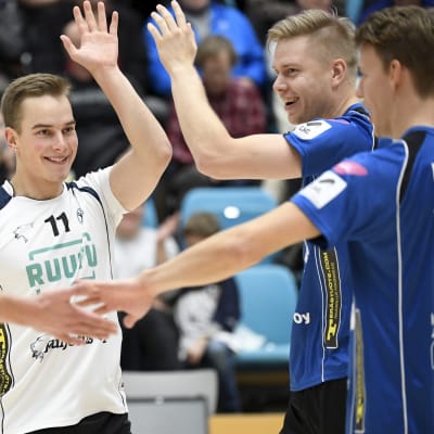 Akaa-Volleyn Voitto Köykkä (vas.), Aleksi Kaatrasalo ja Akseli Lankinen juhlivat pistettä lentopallon miesten Mestaruusliigan ottelussa Vantaa Ducks – Akaa-Volley Vantaalla.