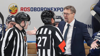 Finlands förbundskapten Jukka Jalonen förhandlar med domarna i den ryska EHT-turneringen som spelades före jul.