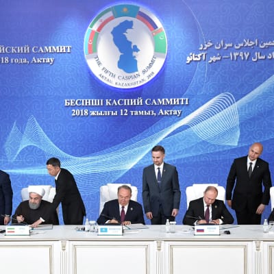 Ledarna för fem länder undertecknar den 12 augusti 2018 en överenskommelse om Kaspiska havet.