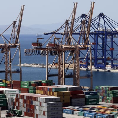 Flera containerterminaler i hamnen i Piraeus i Grekland har sålts till det kinesiska företaget Cosco.