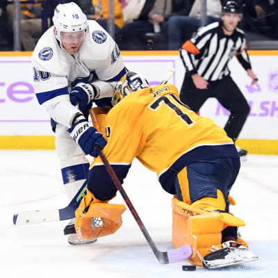 Corey Perry försöker göra mål på Juuse Saros.