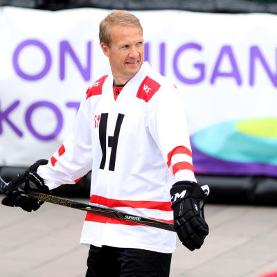 Mika Kortelainen spelar gatuhockey.
