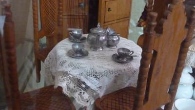 gamla kaffekoppar på ett bord med spetsduk