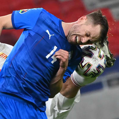 Kari Arnason, Island och Adam Szalai, Ungern kämpar om bollen