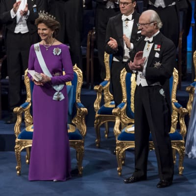 Sveriges kungafamilj vid Nobelfesten.