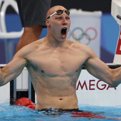 Matti Mattsson tuulettaa pronssia Tokion olympia-altaassa.
