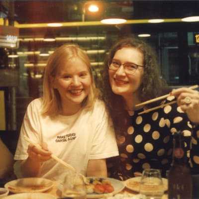 Heidi Puomisto ystävänsä Ave Tikkasen kanssa ravintolassa.