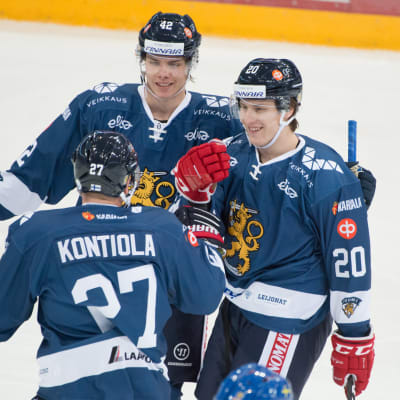Petri Kontiola, Miro Heiskanen och Eeli Tolvanen firar ett mål.