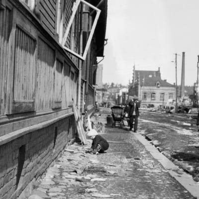 Barn leker på gata strax efter slaget om Tammerfors 1918.