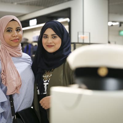 Nordsjö gymnasiums abiturienter Aya Elshafei och Hala Eltapgi väntar med iver på nästa vecka när de får klä på sig de nya studentmössorna.