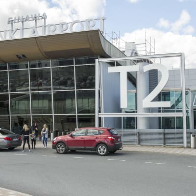 Parkerade bilar utanför terminal 2 vid Helsingfors-Vanda flygplats