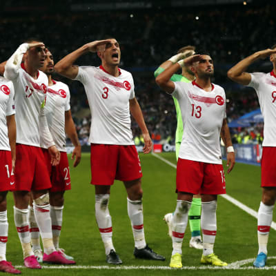 Turkin pelaajat tuulettivat Ranskaa vastaan Pariisissa Stade de Francella.
